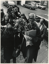 1978-548 De directrice, mevrouw Ringleven, met een bos rozen van de demonstranten; voor iedere gevangene één.