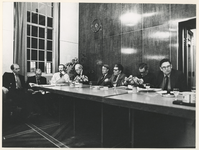 1979-2057 De heren (van links naar rechts) Beelaerts van Blokland, Minister van Volkshuisvesting, wethouders Van der ...
