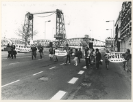 1979-2076 Demonstrerende dames met spandoeken in de Stieltjesstraat met op de achtergrond de Hef.