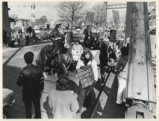 1979-2077 Politie te paard treedt op tegen de demonstranten.