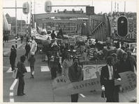 1979-2085 Demonstranten met spandoeken op de Koninginnebrug.