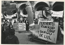 1979-2086 Demonstranten met spandoeken op de stoep voor het stadhuis.