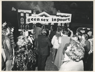 1979-2089 Nadat de gemeenteraad besloten heeft dat de vestiging doorgaat, demonstreren leden van de Bewonersorganisatie ...