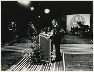 1979-2098 Minister-president Van Agt spreekt tijdens de jubileumbijeenkomst in De Doelen.
