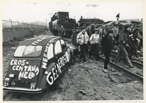 1979-2129 Leden van Bewonersorganisatie Feijenoord-Noordereiland (BOF) proberen de trein, die rijdt ter gelegenheid van ...