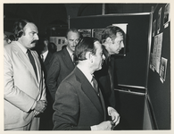 1979-2146 Belangstellenden onder wie burgemeester André van der Louw (links) en Minister van Buitenlandse Zaken, C.J. ...
