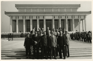 1979-2157 Het gezelschap op het plein van de Hemelse Vrede in Peking.