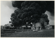 1979-2278 Grote zwarte rookwolken stijgen op na een bombardement op een olieopslagplaats bij de 1e Petroleumhaven.