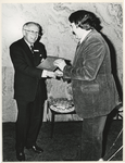 1979-2609 Burgemeester André van der Louw biedt de heer F.W. Sijthoff de bijbehorende plaquette aan.