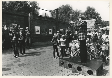 1979-2618 Leo Hogeboom opent de tentoonstelling waarbij er wordt gefilmd door de VPRO.