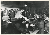 1980-127 Binnenschippers overhandigen een protest aan burgemeester Van der Louw.