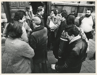 1980-129 Havenslepers met hun advocaat, de heer S. Brunia (met de papieren in zijn handen) voor het Gerechtsgebouw aan ...