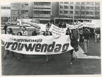 1980-134 Vrouwen met spandoeken op het Schouwburgplein.