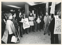 1980-138 In de Larenkamp geven vrouwen uiting aan hun protest tegen missverkiezingen en de daarbij horende ...