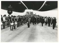 1980-156 Een fanfare leidt de stoet belangstellenden door de nieuwe tunnel.