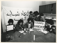 1980-159 Marokkaanse jongeren in het kantoor voeren actie voor het installeren van de Arabische Jeugd Vereniging.