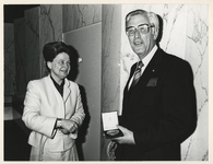 1980-163 Wethouder E.M.A. Schmitz heeft zojuist de Wolfert van Borselenpenning overhandigd.