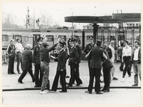1980-182 Ter voorkoming van rellen en vandalisme worden de supporters door de politie gefouilleerd.