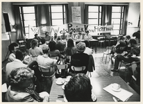 1980-183 Overzicht van de zaal tijdens de protestvergadering.