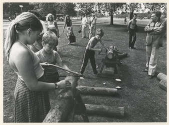 1980-2216 Kinderen bezig met hout zagen tijdens de festiviteiten van de Stichting Promotie Rotterdam Zuid.