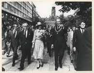 1980-2220 De koningin geflankeerd door Commissaris van de Koningin M. Vrolijk (links) en locoburgemeester J.G. van der ...