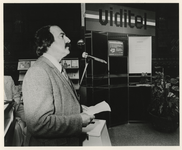 1980-3019 Burgemeester Van der Louw in het Haven Industrieel Complex (HIC) bij het televisietoestel waarop Vidtitel ...