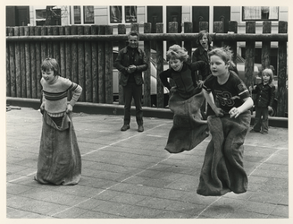 1980-3221 Kinderspelletjes op het Burgemeester Hoffmannplein.