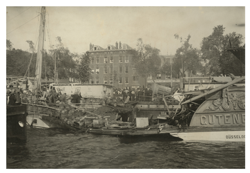 1980-3428 Een overzicht van de ravage op de Prins Hendrikkade en aan boord van het Rijnschip Gutenberg bij het ...