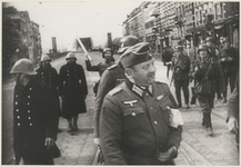 1980-373 14 mei 1940, 15.50 uur. Links drie van de mariniers, die onder de noordelijke oprit van de Willemsbrug hadden ...