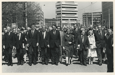 1980-3988 Een gezelschap, waaronder W. Brandt en A. van der Louw (vierde en vijfde van links) op weg naar de ...