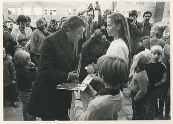1980-4001 Staatssecretaris van Onderwijs, A.J. Hermsen, die de opening verrichtte, in gesprek met enkele leerlingen.