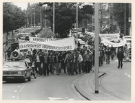 1980-43 Stakende havenarbeiders trekken in optocht van Zuid naar de stakende slepers aan de Willemskade.