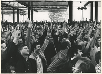 1980-67 Stakers op het Afrikaanderplein stemmen met een opgestoken hand in met het voort zetten van de acties.
