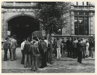 1980-80 Stakende slepers wachten voor het Gerechtsgebouw op de vrijlating van hun gearresteerde collega's, die de ...
