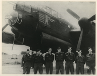 1981-1335 De bemanning van de eerste R.A.F. Lancasterbommenwerper die in april/mei 1945 voedsel afwierp boven Rotterdam ...