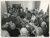 1981-1344 Een groep wijkbewoners luistert in het Dienstencentrum naar een spreker.