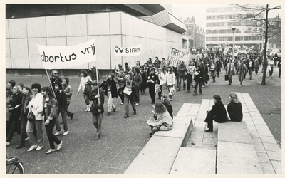 1981-1346 Een groep vrouwen demonstreert bij de Simonstraat over het recht op abortus.