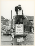 1981-1348 Standbeeld van Piet Hein geblinddoekt en voorzien van protestleuzen.