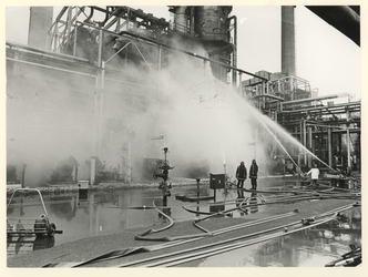 1981-1353 Brandweerlieden aan het blussen.