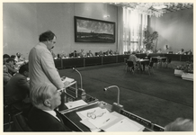 1981-2256 Burgemeesters en wethouders van Amsterdam, Rotterdam, Den Haag en Utrecht rond de tafel over het falend ...