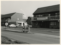 1981-294 De Evenaar met een spandoek aan de huizen met de nummers 94 (hoekhuis waarin de fotograaf woont) en 96.