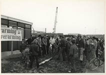 1981-295 De actievoerders leggen symbolisch een gasbuis aan verzorgingstehuis de Evenaar.