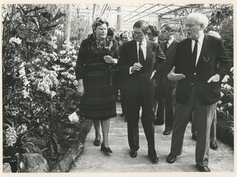 1981-426 Pieter van Vollenhoven (midden) wandelt door de kassen, nadat hij de opening heeft verricht.