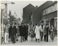 1982-1355 De nieuwe burgemeester Bram Peper brengt een bezoek aan IJsselmonde.