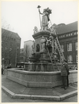 1982-1359 Het beeld van de Maagd van Holland op de Nieuwe Markt krijgt een krans omgehangen door de Rotterdamse ...