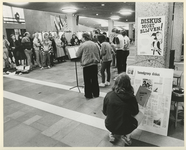 1982-2586 Leden van de theatergroep Diskus protesteren tegen een mogelijke opheffing in de hal van De Doelen.