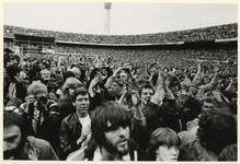 1982-2603 Optreden van Simon and Garfunkel in het Feyenoord Stadion. (Links) Paul Simon en (rechts) Art Garfunkel op ...