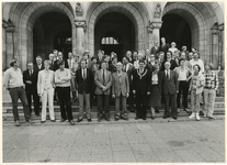 1982-2626 De statiefoto van de nieuwe gemeenteraad op het bordes van het stadhuis.