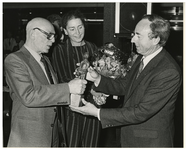 1982-2631 De heer H.N. Hart (rechts), secretaris van de Stichting Eerste Hulp bij Hartstoring, neemt de ...