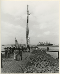 1982-2632 De heistelling staat gereed voor het slaan van de eerste paal van de nieuwe radarpost aan de Nieuwe Waterweg.